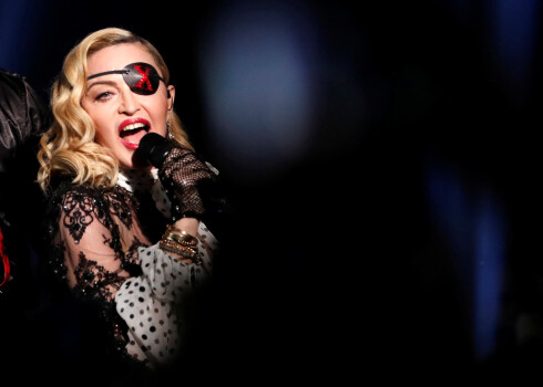 Madonna neuzstāsies Parīzē, Braiens Adamss pārtrauc turneju Skandināvijā – slavenības, kas koronavīrusa dēļ paziņojušas, ka atceļ koncertus