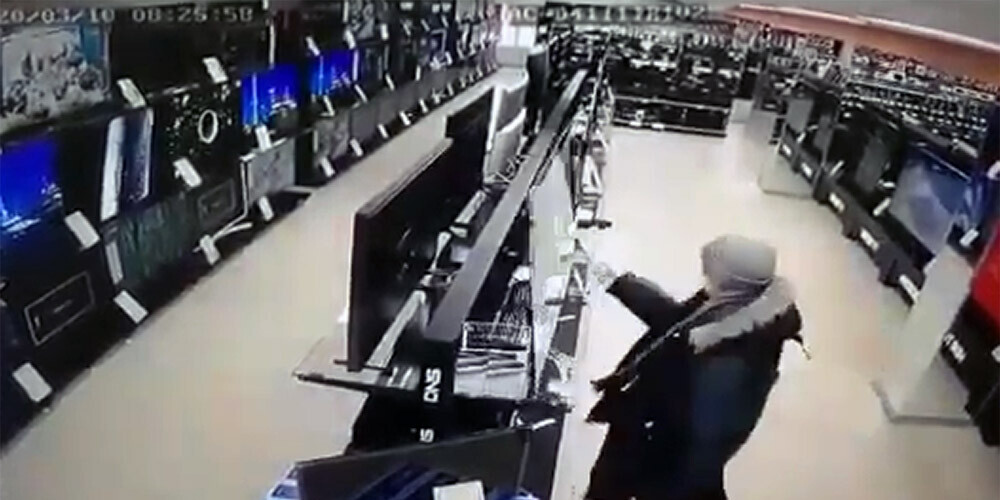 VIDEO: Krievijā vīrietis ar āmuru veikalā sarīko grautiņu un brutāli sadauza vairākus televizorus