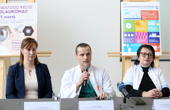 Paula Stradiņa klīniskās universitātes slimnīcas (PSKUS) ārsti Sandra Ausekle, Juris Vanags un PSKUS Oftalmoloģijas klīnikas vadītāja, Rīgas Stradiņa universitātes profesore Guna Laganovska piedalās preses konferencē, kurā informē par glaukomu, tās izraisītu invaliditāti, diagnostiku un ārstēšanu.