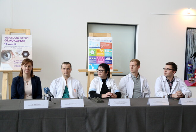 Paula Stradiņa klīniskās universitātes slimnīcas (PSKUS) ārsti Sandra Ausekle, Juris Vanags, PSKUS Oftalmoloģijas klīnikas vadītāja, Rīgas Stradiņa universitātes profesore Guna Laganovska, PSKUS ārsti Ēriks Elksnis un Dairis Meiers piedalās preses konferencē, kurā informē par glaukomu, tās izraisītu invaliditāti, diagnostiku un ārstēšanu.