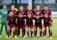 Latvijas futbola izlase pirms UEFA Eiropas čempionāta kvalifikācijas turnīra spēles futbolā starp Latvijas un Izraēlas valstsvienībām Daugavas stadionā.