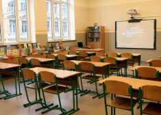 Grāmatas un interaktīvā tāfele, kuras renovētās Rīgas Ukraiņu vidusskolas ukraiņu valodas un literatūras kabineta vajadzībām uzdāvināja Ukrainas valdība.