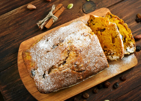 Burkānu un ābolu kēkss ar rozīnēm