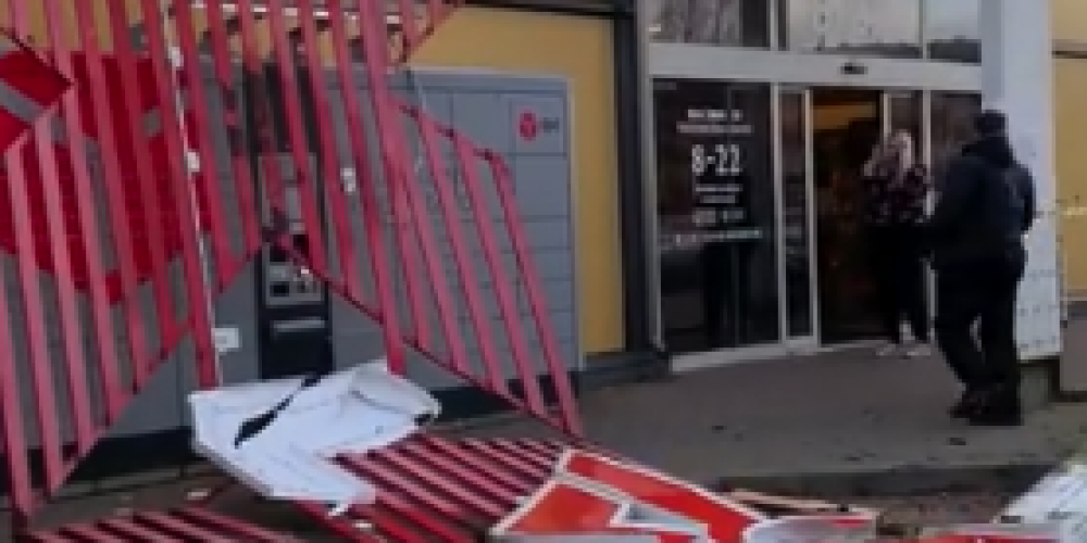 VIDEO: Liepājā vētrā norauts lielveikala jumts un sabrukusi siena