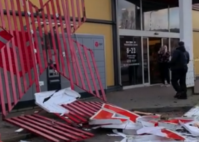 VIDEO: Liepājā vētrā norauts lielveikala jumts un sabrukusi siena