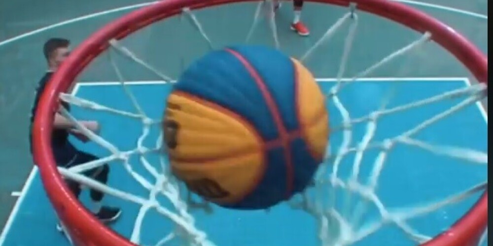 Kad pretinieks palīdz bumbu dabūt grozā: Latvijas 3x3 basketbolistiem padodas neticams supermetiens. VIDEO