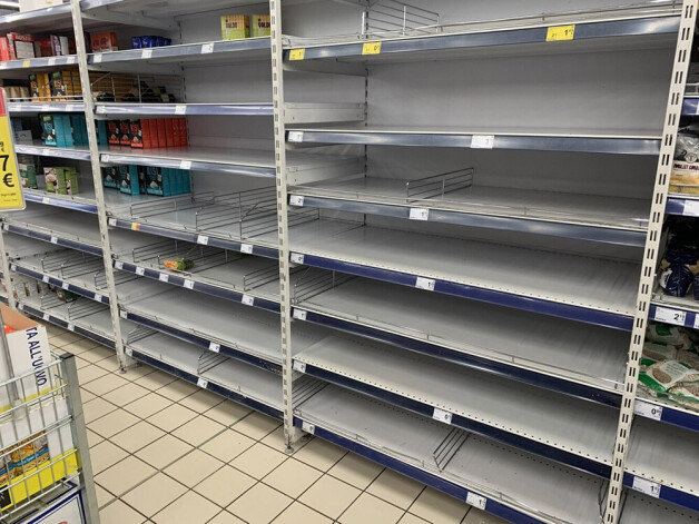 "Maxima" veikalos vislielākais pieprasījums ir novērojams bakalejas precēm, piemēram, griķiem un makaroniem, konservētiem produktiem, sadzīves ķīmijas produktiem un higiēnas precēm.