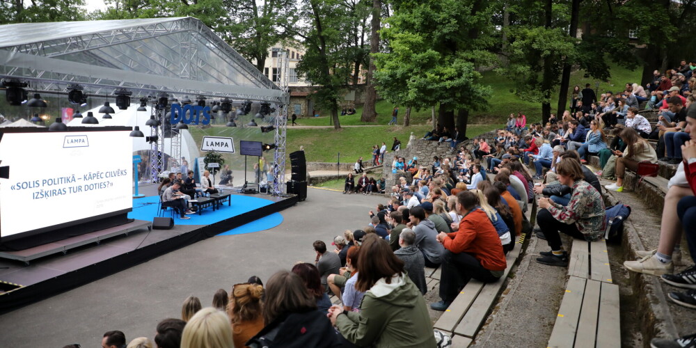 Sarunu festivāls "Lampa" Cēsu pils parkā.