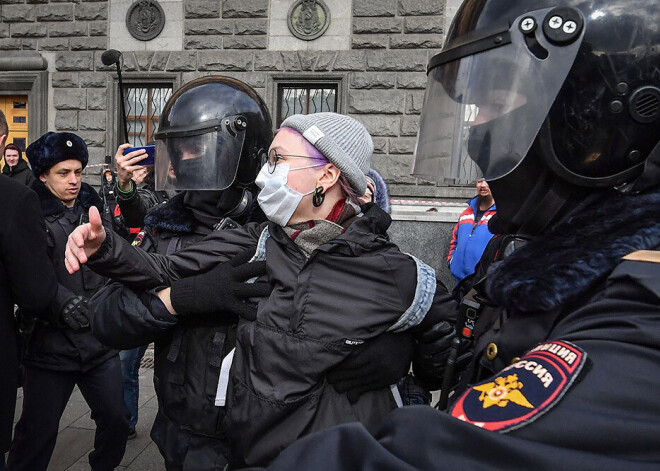 Maskavā aizturēti vairāki desmiti protestētāju, kas pieprasīja politieslodzīto atbrīvošanu