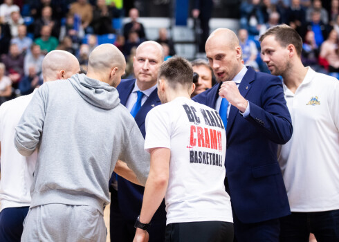 Tallinas "Kalev/Cramo" šosezon treneru korpuss un apkalpojošais personāls. Tostarp galvenais treneris Roberts Štelmahers (trešais no kreisās) un viņa palīgs Akselis Vairogs (otrais no labās).