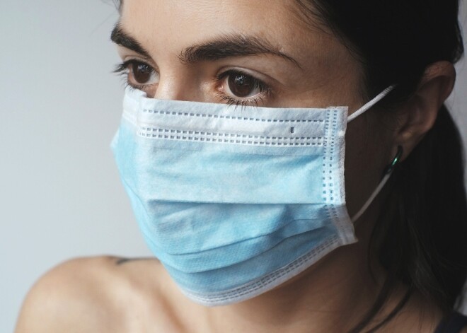 Lai izvairītos no vīrusiem, iesaka nepieskarties sejai. Kā atbrīvoties no šī nelāgā paraduma?