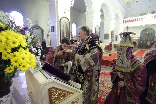 Kamēr citas Baznīcas ierobežoja kontaktus, pareizticīgo Baznīcas Daugavpils katedrālē Daugavpils un Rēzeknes bīskapam Aleksandram pazemīgi skūpstīja rokas.