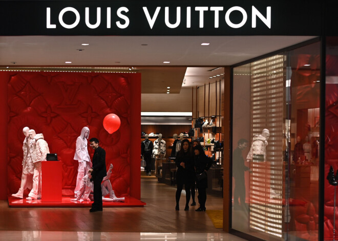 Koronavīruss: "Louis Vuitton" sāk ražot roku dezinfekcijas līdzekļus