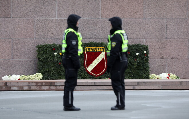 Rīgas pašvaldības policisti laukumā pie Brīvības pieminekļa Leģionāru atceres dienā.