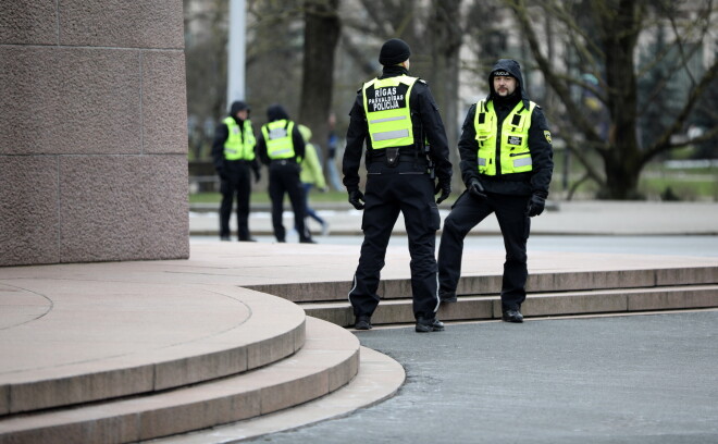 Rīgas pašvaldības policisti laukumā pie Brīvības pieminekļa Leģionāru atceres dienā.