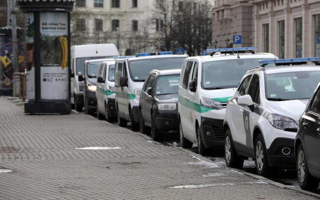 Valsts policijas automašīnas Aspazijas bulvārī Leģionāru atceres dienā.