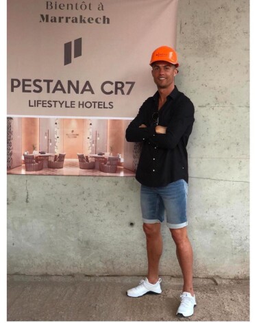 Krištianu Ronaldu pie viesnīcas "Pestana CR7" Marrākešā.