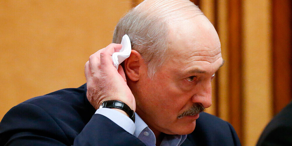 Lukašenko mudina Covid-19 dēļ nekrist panikā, bet "vienkārši strādāt"