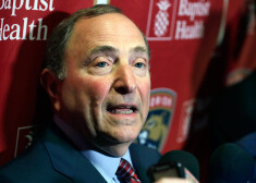 Nacionālās hokeja līgas komisārs Gerijs Betmens.