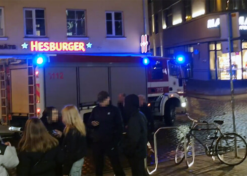 Cilvēki un ugunsdzēsēji pie "Hesburger" restorānā Vaļņu ielā 31/33.