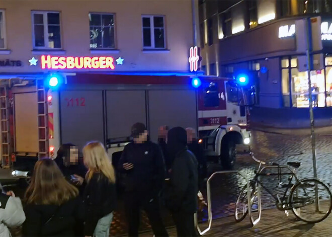 VIDEO: "Hesburger" restorānā Vecrīgā izcēlies ugunsgrēks, kas veiksmīgi likvidēts