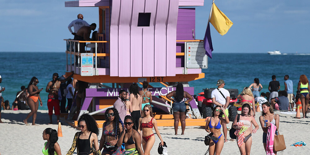 Koronavīrusa draudi neattur cilvēkus no pludmales apmeklēšanas Floridā