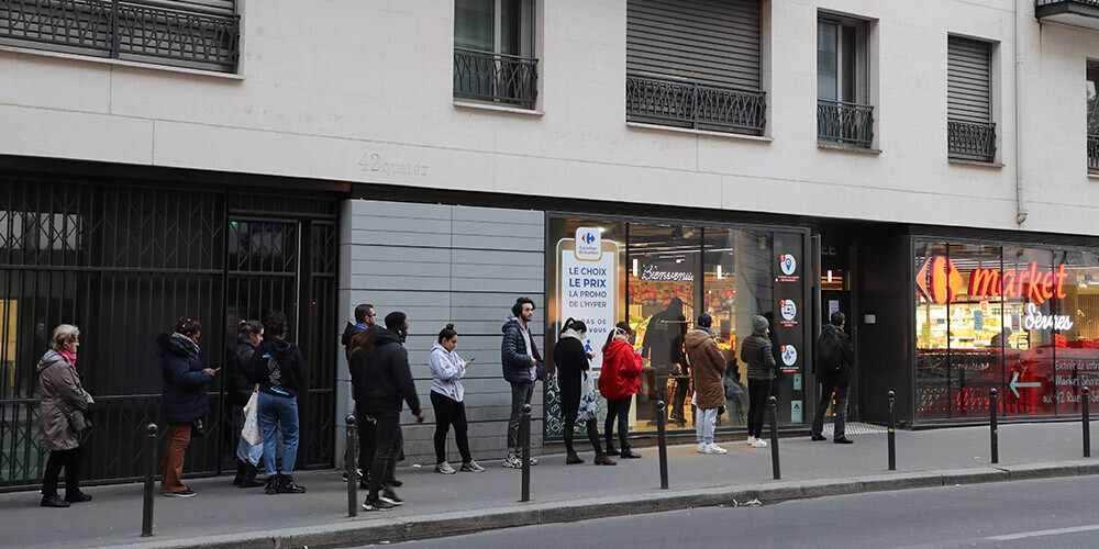 Drošības ierobežojumu dēļ Parīzē pie veikaliem un aptiekām veidojas garas rindas