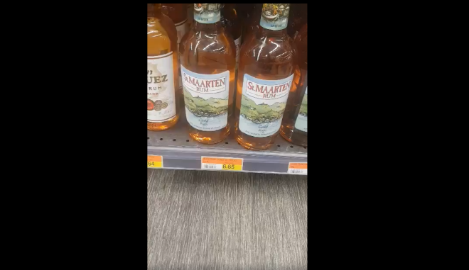 Ginta iesūtītajās fotogrāfijās redzams, ka maize tropu salā šobrīd ir dārgāka nekā rums.