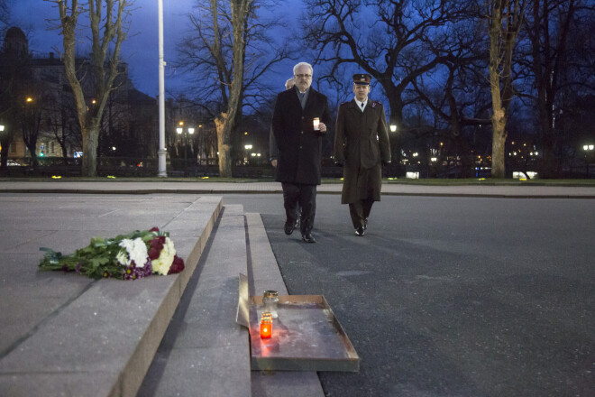 Valsts prezidents Egils Levits godinot Nacionālās pretošanās kustības dalībnieku piemiņu noliek svecīti pie Brīvības pieminekļa.