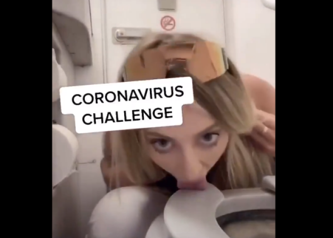 Девушка облизала унитаз самолета, бросая вызов коронавирусу, теперь ее предлагают арестовать