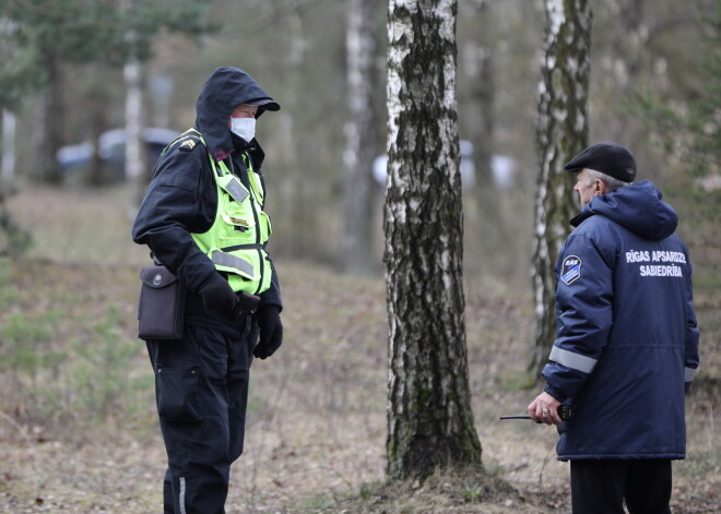 Trīs dienās vairāk nekā 1000 pārbaudes saistībā ar Covid-19 ierobežojumu pārkāpumiem: vai paši policisti ir pasargāti?