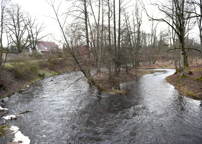 Iestājoties sausam laikam, ūdens līmenis upēs pazemināsies