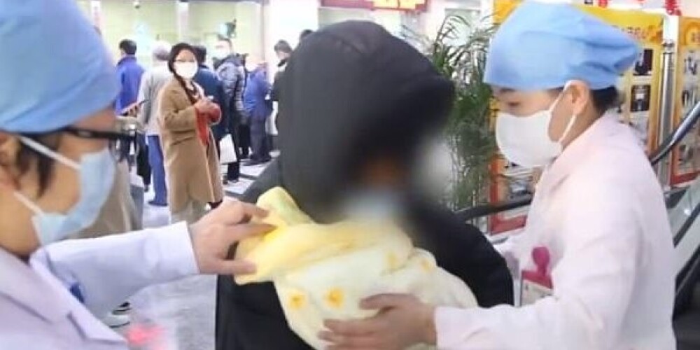 Воссоединение матери и новорожденной дочери после карантина попало на видео