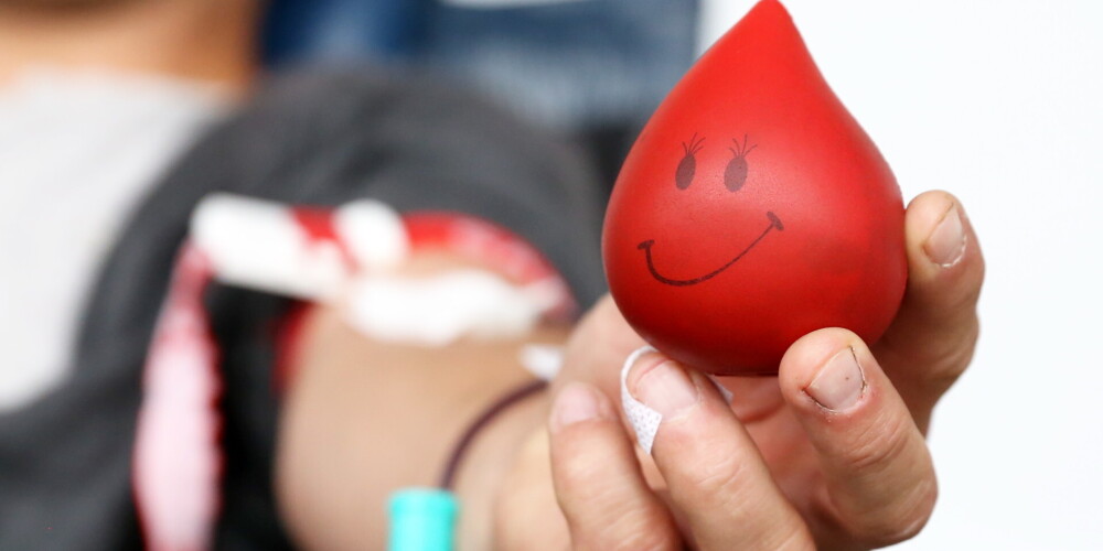 Латвийский центр доноров крови просит помощи: из-за Covid-19 запасы уменьшились