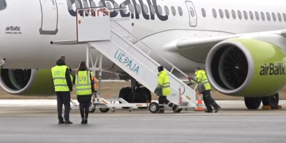 Видео: на большом самолете airBaltic из Риги в Лиепаю прилетела лишь одна пассажирка