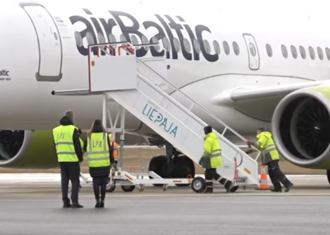 Видео: на большом самолете airBaltic из Риги в Лиепаю прилетела лишь одна пассажирка