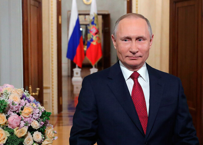 Владимир Путин заявил, что не считает себя царем: "Я же работаю каждый день, я не царствую"