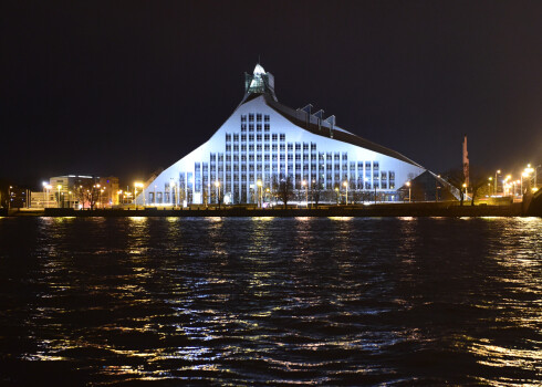 Pēdējā desmitgadē "Zemes stunda" ir iedvesmojusi pasaules līdzdalību vitālās dabas, klimata un vides iniciatīvās, veicinot rīcību un izmaiņas politikā un sabiedrības izpratnē.