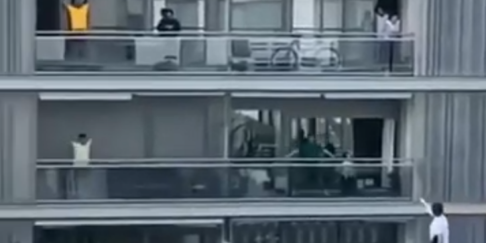 VIDEO: karantīnā esošie spāņi no balkoniem vingro fitnesa trenera pavadībā