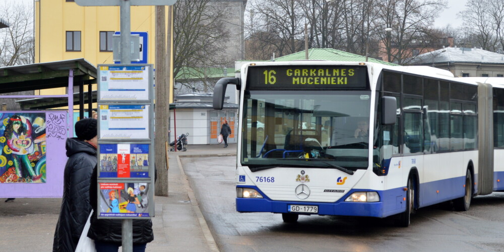 Rīgā gaidāmas būtiskas izmaiņas sabiedriskā transporta kustības sarakstos