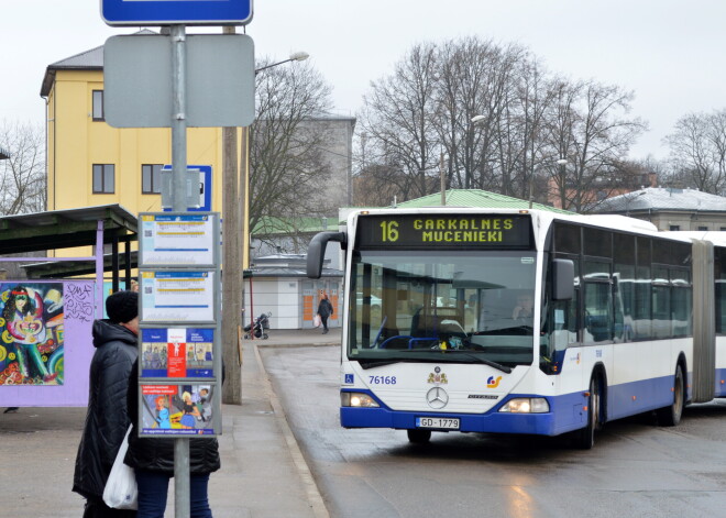 Rīgā gaidāmas būtiskas izmaiņas sabiedriskā transporta kustības sarakstos