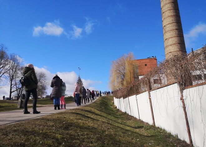 Rindas pēc dezinfekcijas līdzekļiem pie sadzīves ķīmijas ražotnes "Spodrība" Dobelē.