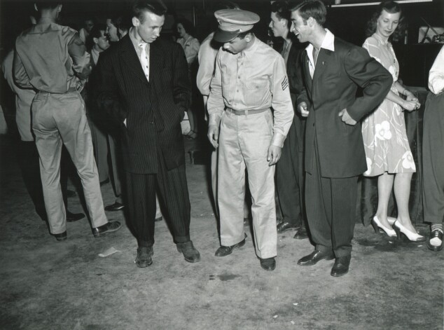 • Военный осматривает костюмы зут-сьютеров в перерыве джазового концерта, США, 1942