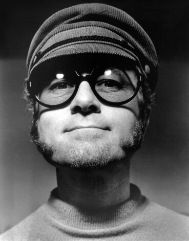 Американский комик Ховард Моррис в фильме «Шестеро под одной крышей», 1968