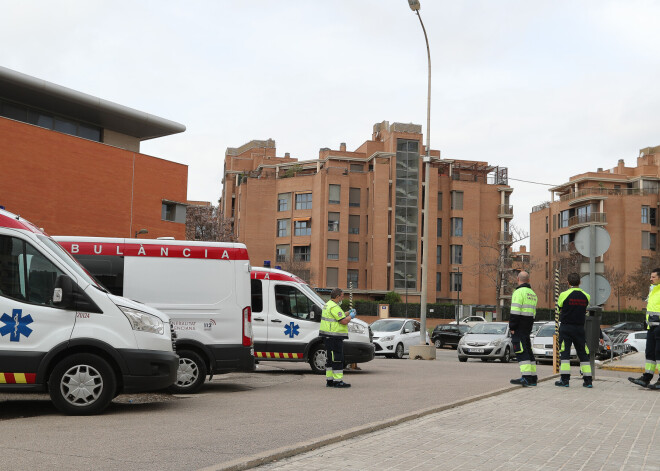 Spānijā ar Covid-19 saslimušo skaits sasniedz 20 000; Madridē būvēs jaunu slimnīcu