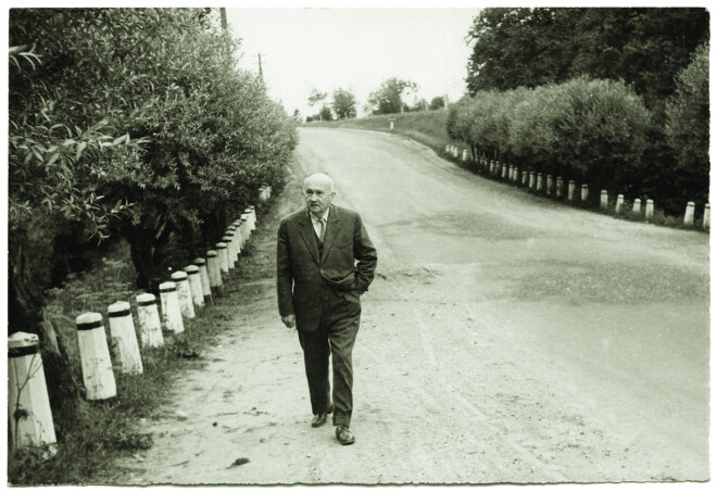 Sistēmas ķīlnieks. Okupācijas gados dzejnieks paklausīgi staigāja pa padomju varas norādīto ceļu. 1965. gadā Piebalgā.