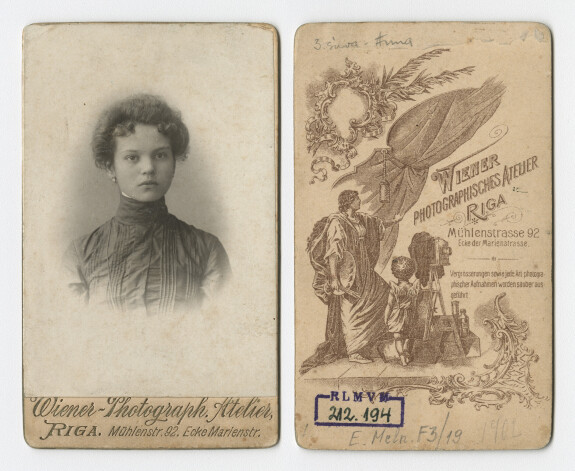 Melngaiļa trešā sieva Anna Bērensa, fotografēta ap 1907. gadu. Wiener-Photographisches Atelier Rīgā.