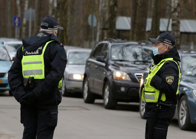 Pašvaldības policija pie Latvijas Infektoloģijas centra, kurā iespēja nodot analīzes uz Covid-19.