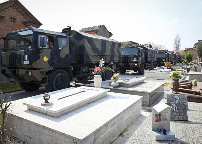 Armijas automašīnas iesaistītas zārku pārvešanā no Bergamo uz citām Itālijas pilsētām, jo šajā valsts ziemeļdaļas pilsētā, kas smagi cietusi Covid-19 pandēmijā, sāk trūkt vietas daudzajiem mirušajiem.