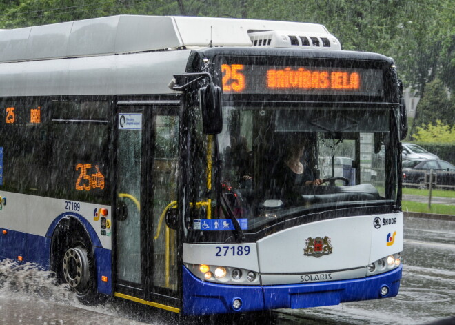 Sabiedriskā transporta kontrolieri aicinās pieturvietās ievērot 2 metru distanci un sekos līdzi pasažieru plūsmām